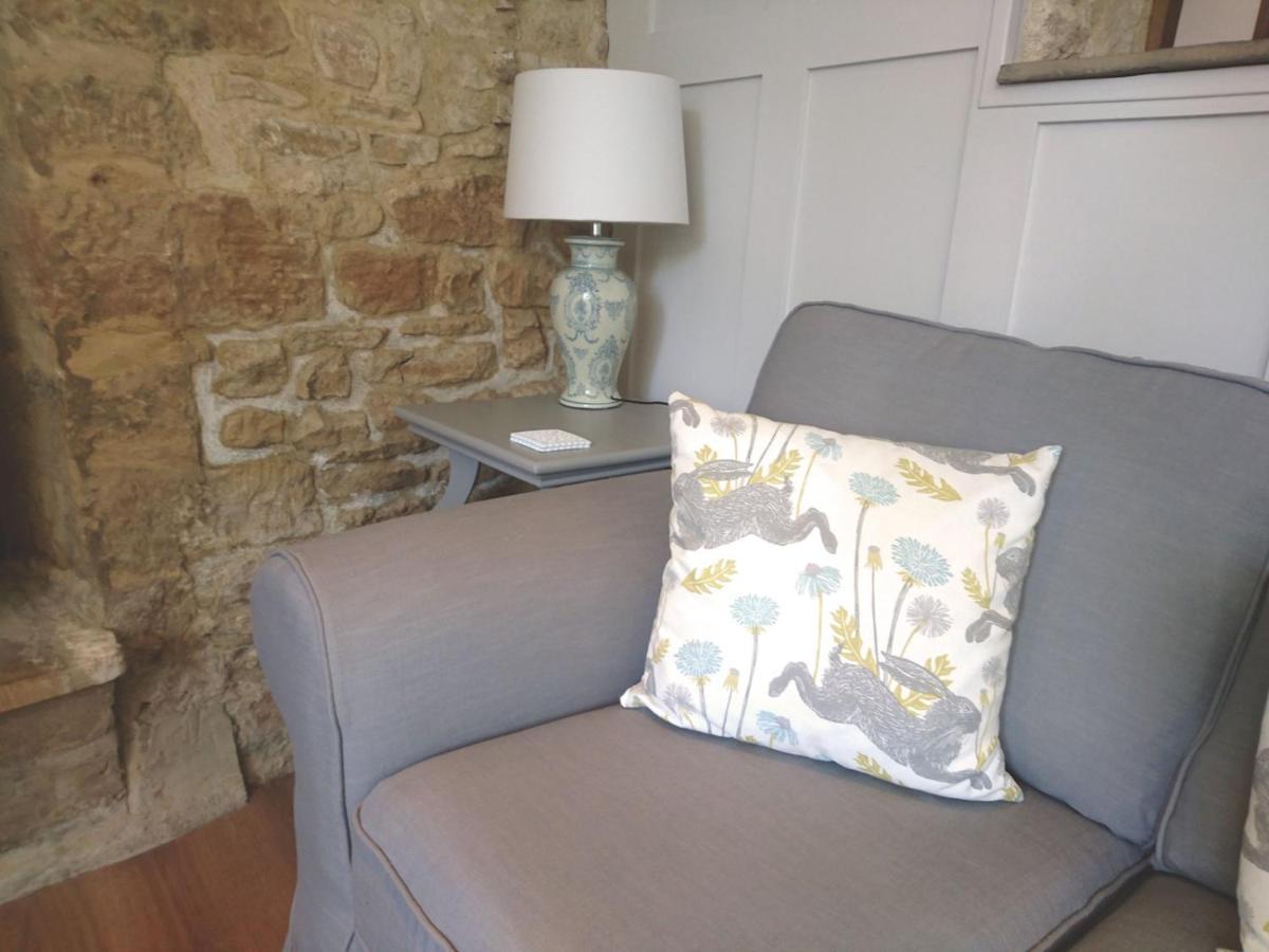 Pass The Keys The Pippins A Cotswold Cottage And Garden Parking ストウ・オン・ザ・ウォルド エクステリア 写真